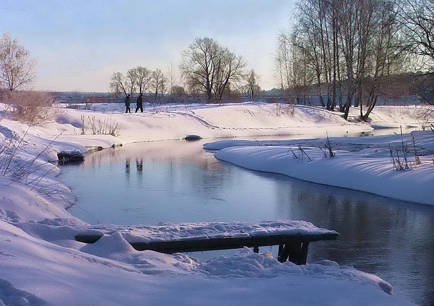 Winterlandschaft mit kleinen Fluss.