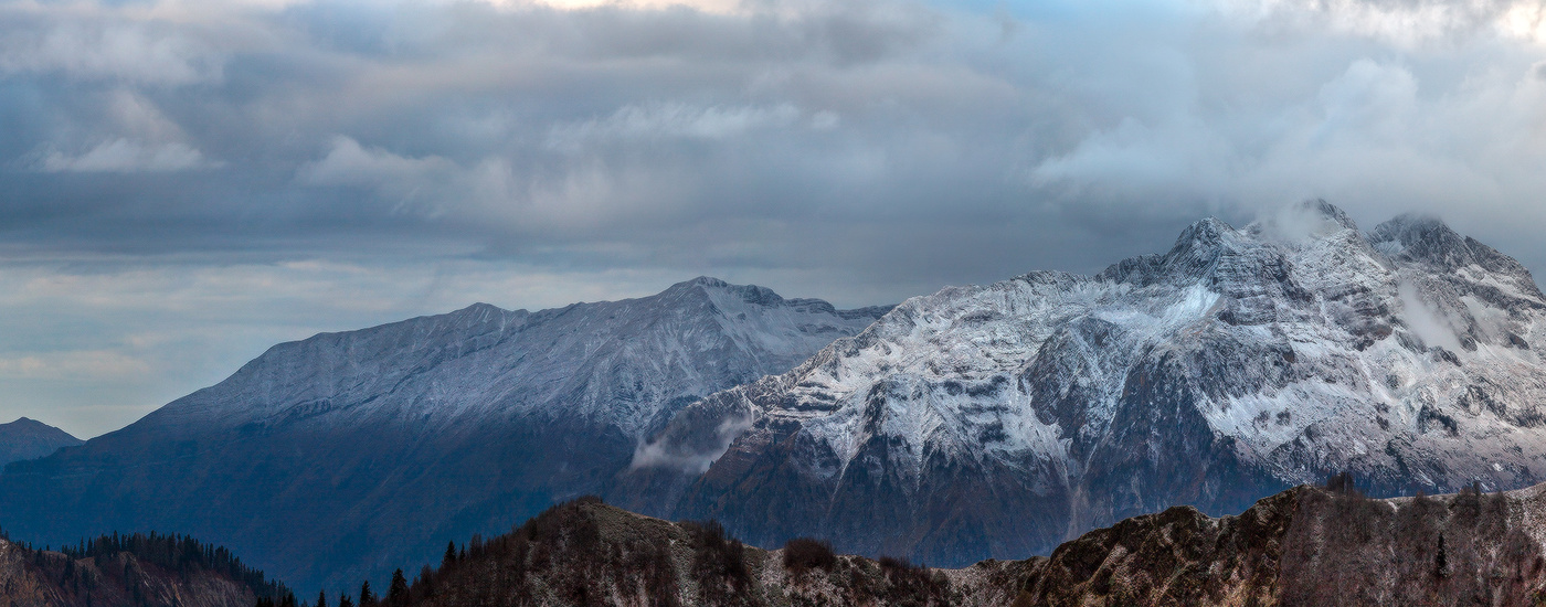 Erster Schnee in den Bergen.