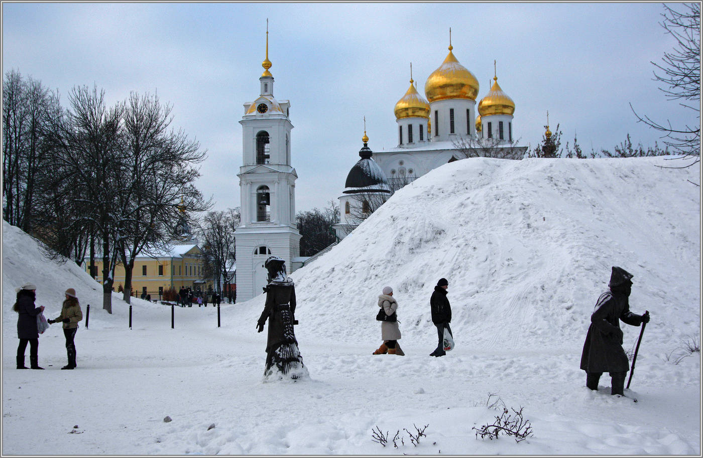 Menschen und Schaufensterpuppen