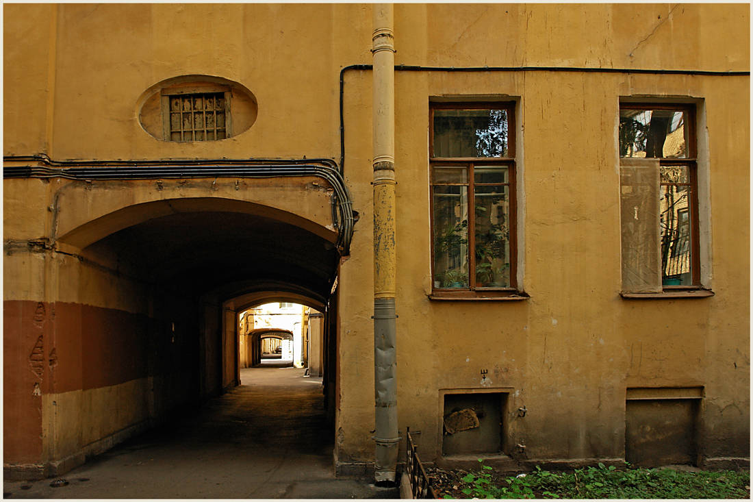 Schweigend durch den Innenhof №3