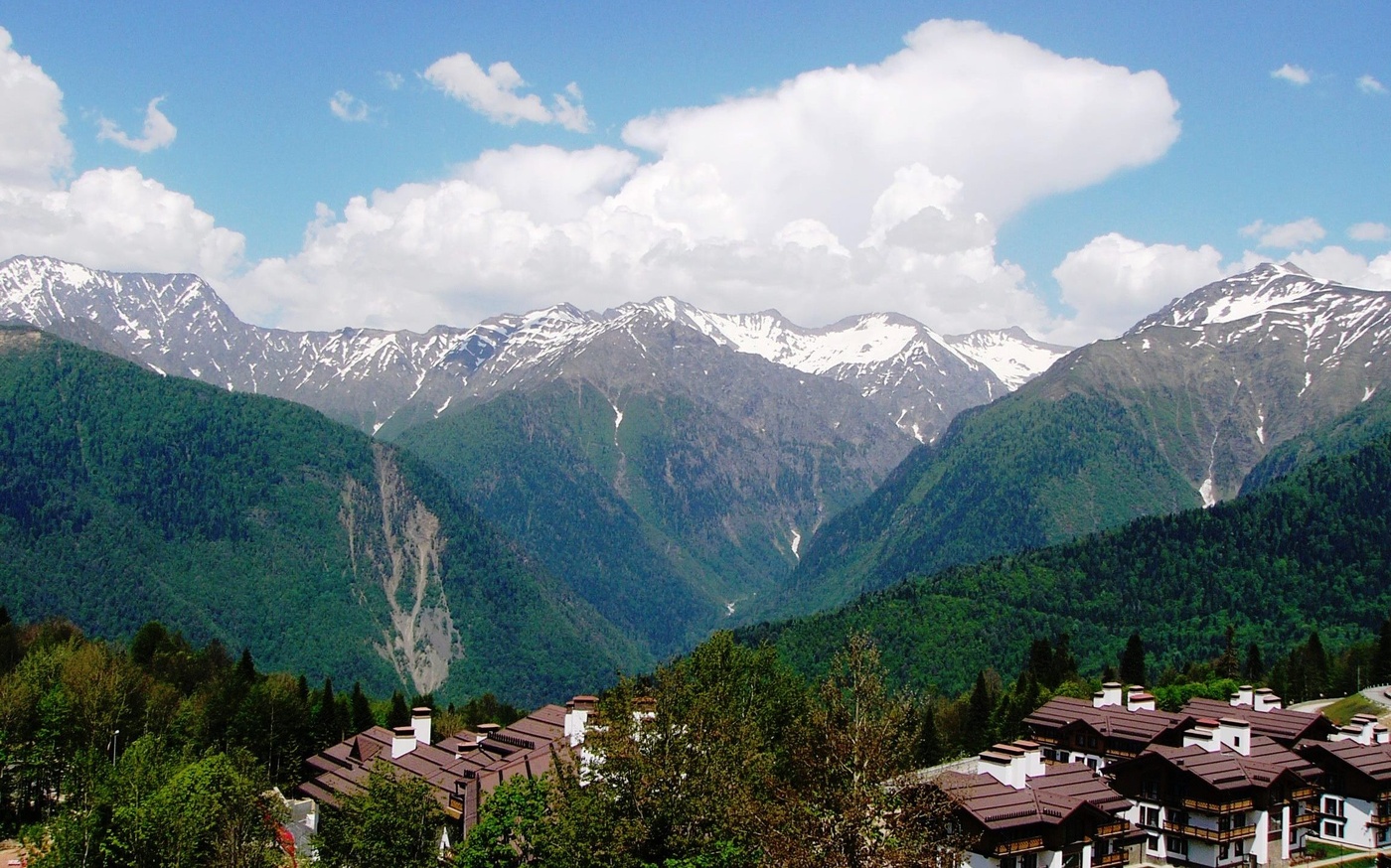 Erster Schnee in den Bergen des westlichen Kaukasus