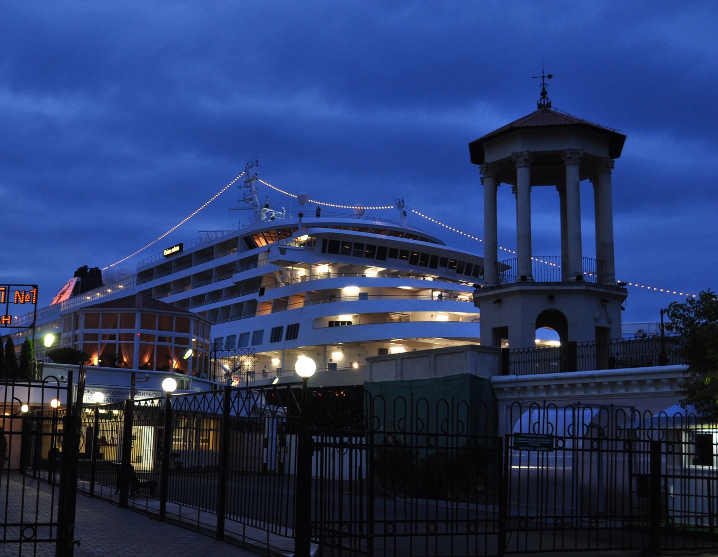 Kreuzfahrtschiff im Hafen von Sochi.