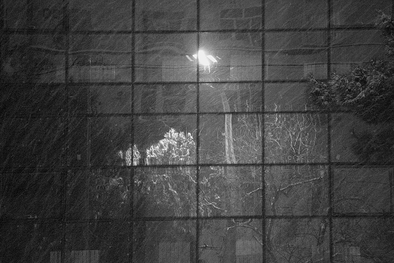 Schneesturm in der Glaswand