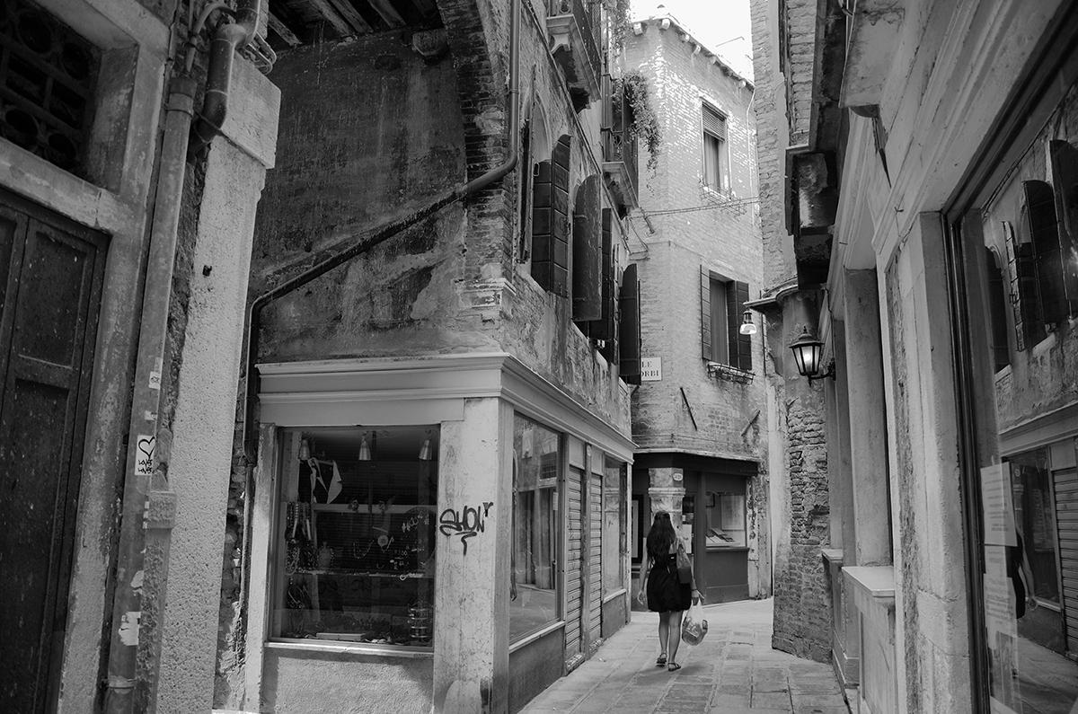 Auf einer schmalen Straße ...