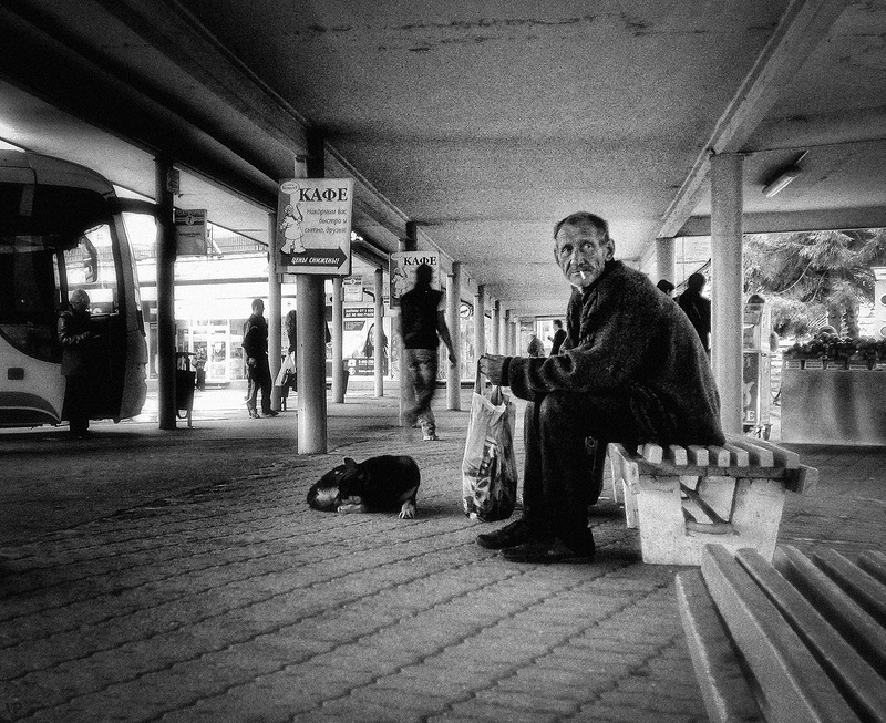 Im Auto auf dem Bahnhof