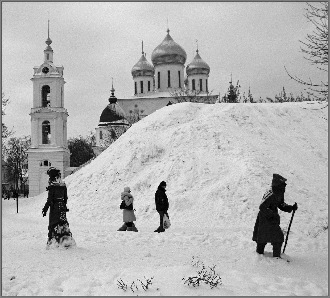 Menschen und Schaufensterpuppen