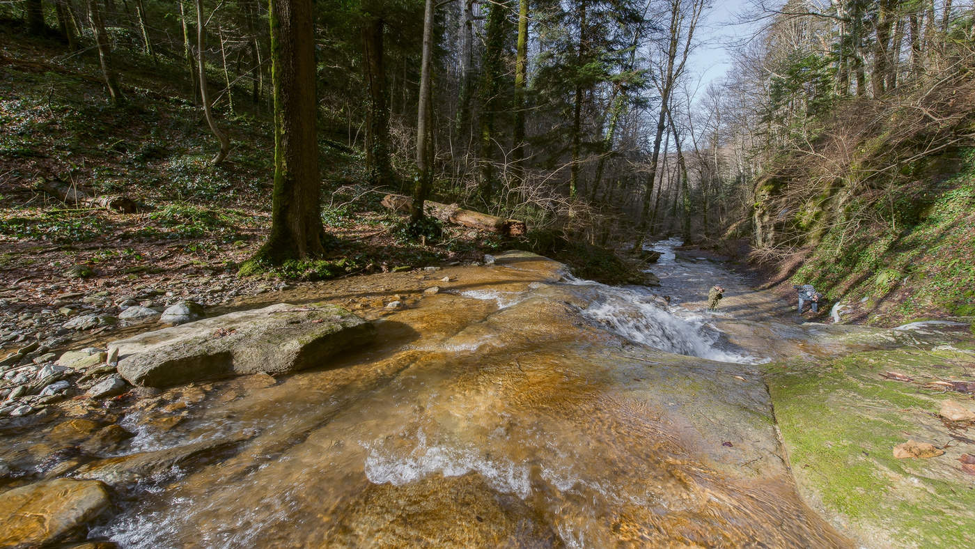 Spaziergang entlang des Flusses