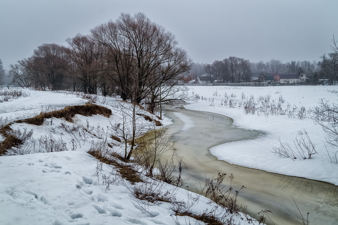 Nebel über dem Fluss