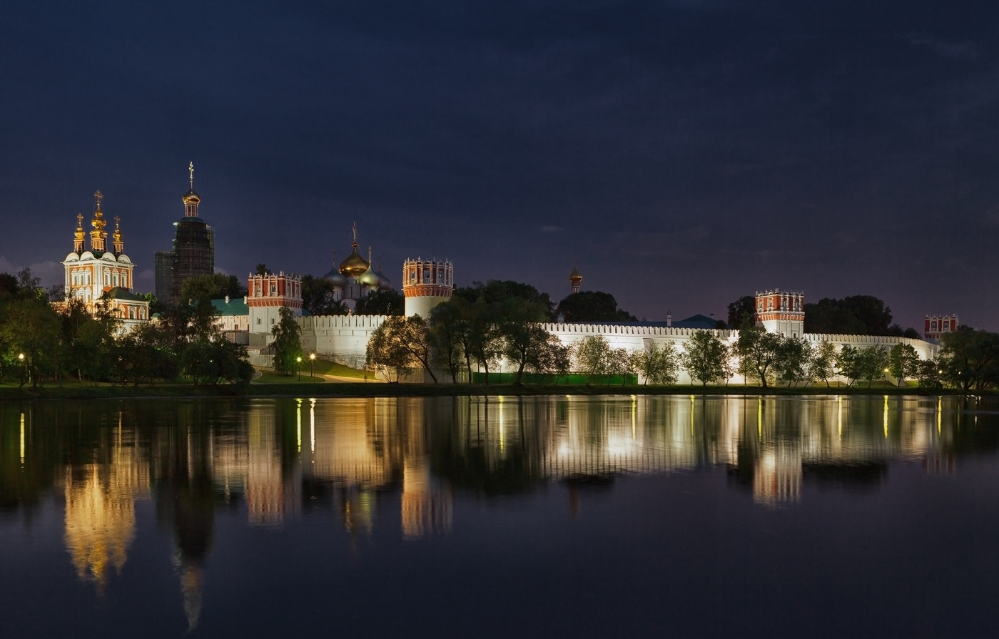 Am Nowodewitschi ...