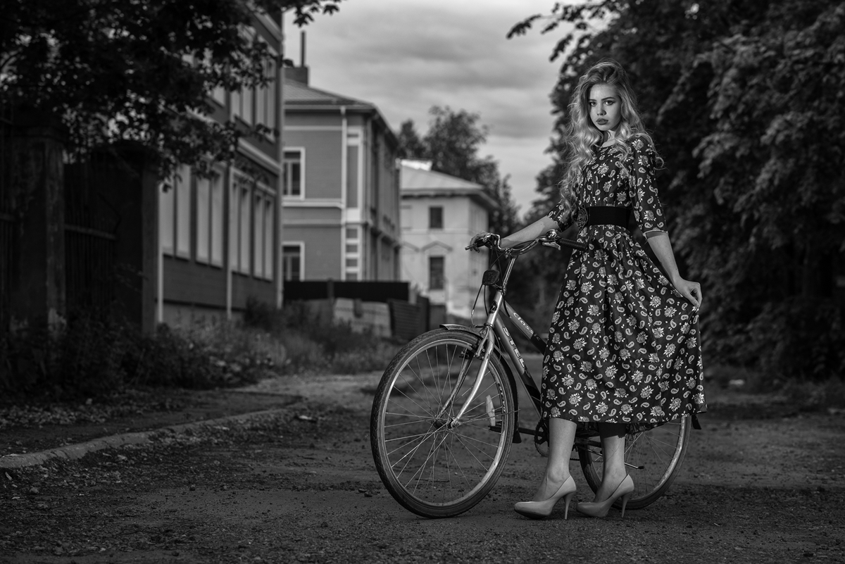 Ein Mädchen mit einem Fahrrad