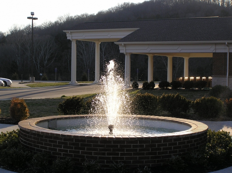 Brunnen bei Sonnenuntergang