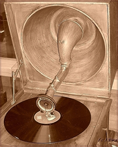 Old plate the broken edge.