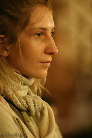 Ein Mädchen in einer Bar