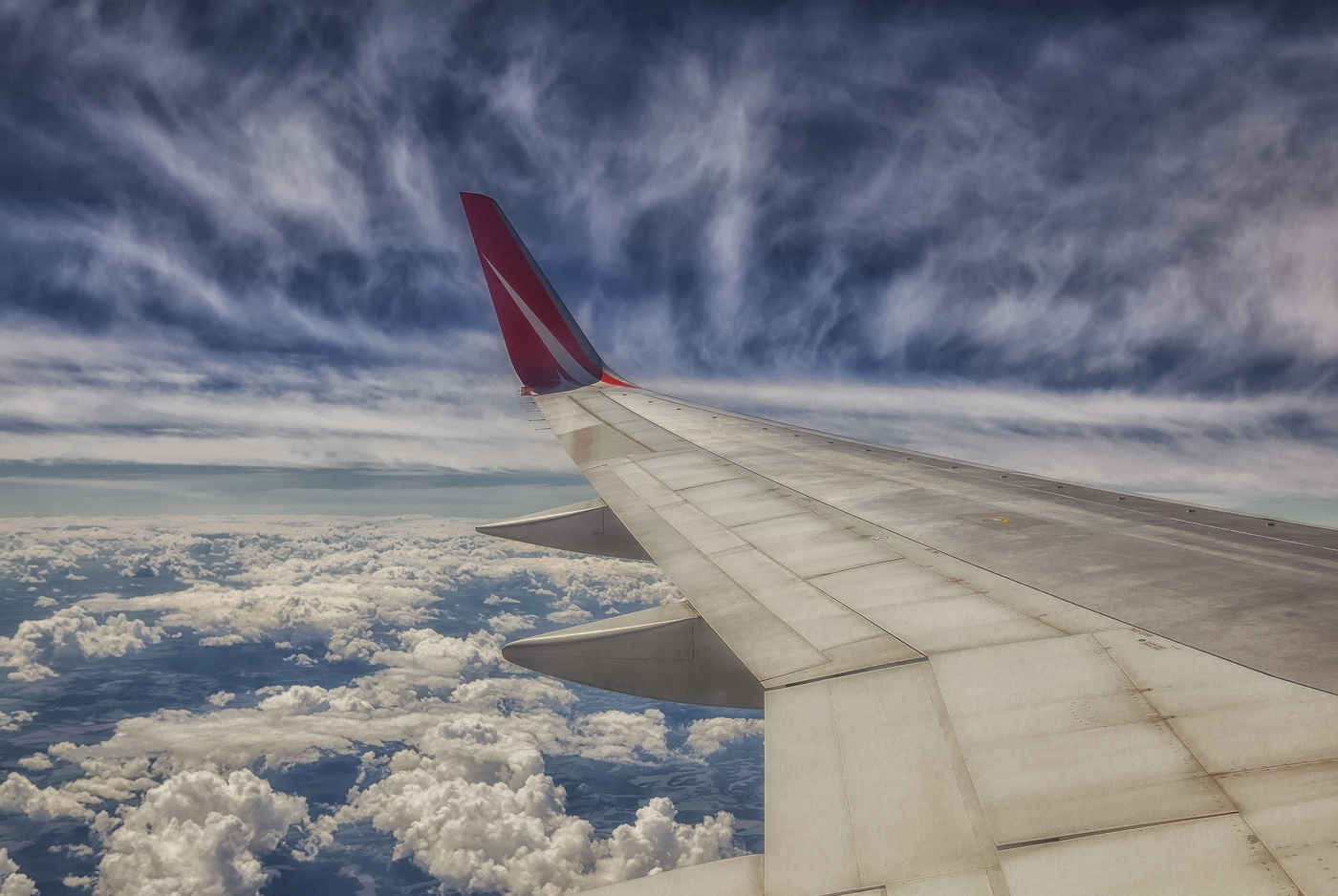 Unter der Tragfläche eines Flugzeugs ....