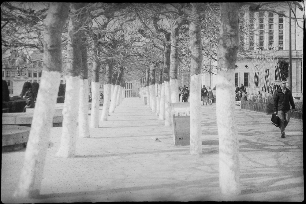 Nicht gegen die Türen lehnen