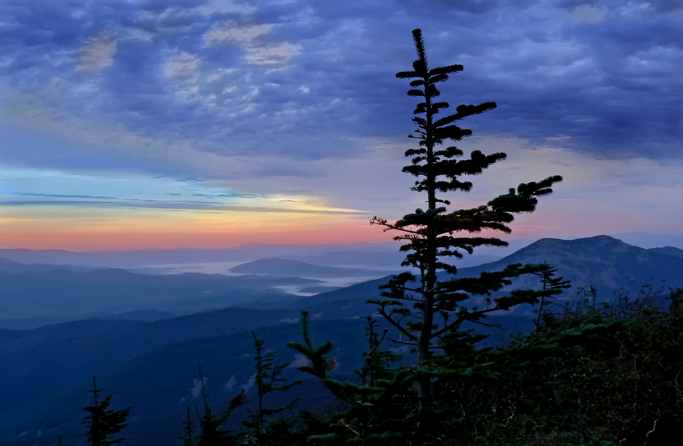 Sonnenaufgang in den Bergen.