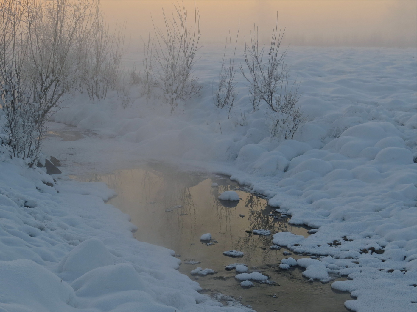 Sonnenaufgang über dem Fluss