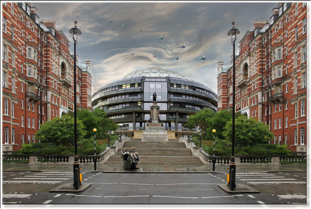 Juchnelda vor vollem Haus