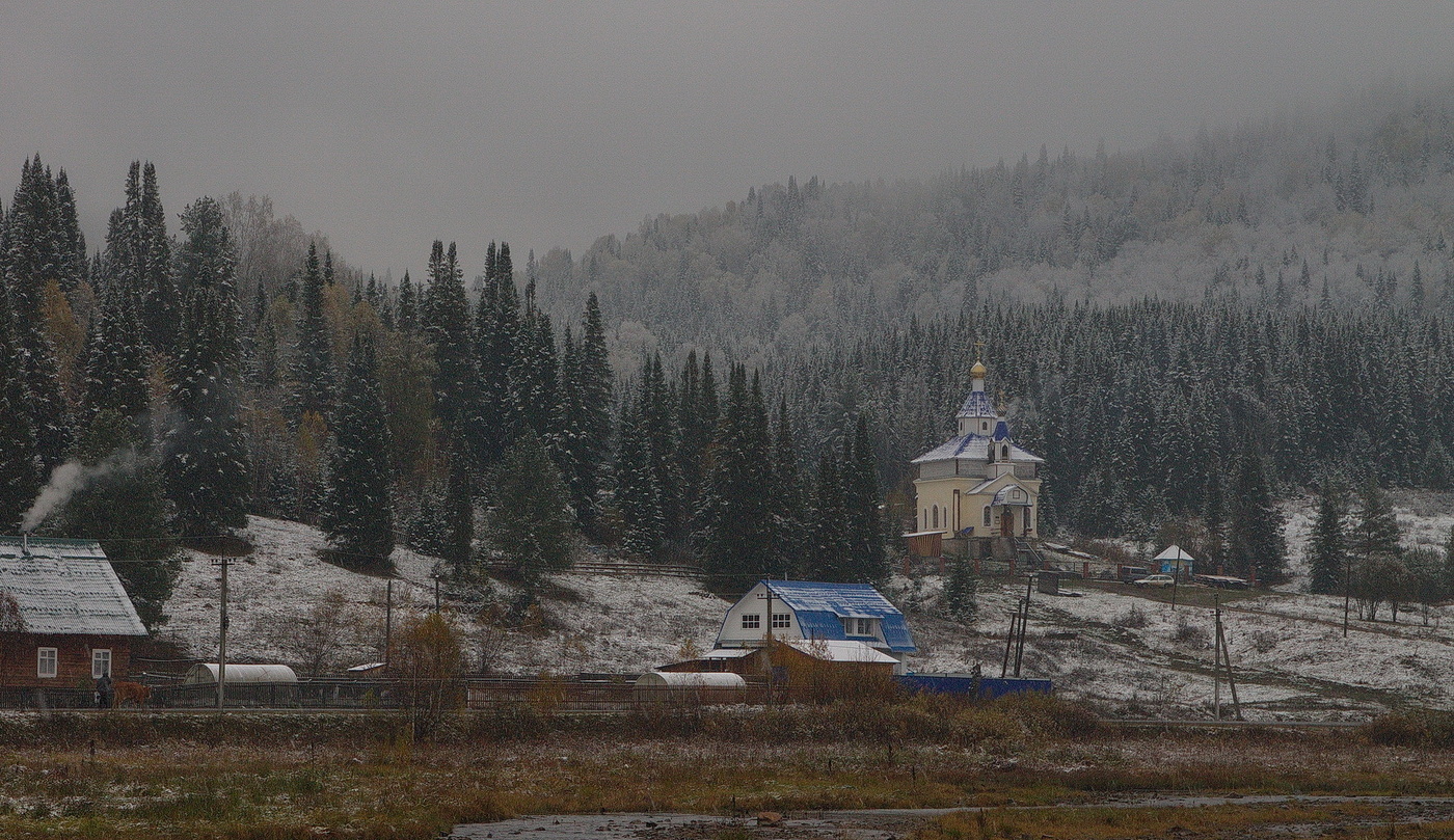 Erster Schnee oder Herbstfarbe.