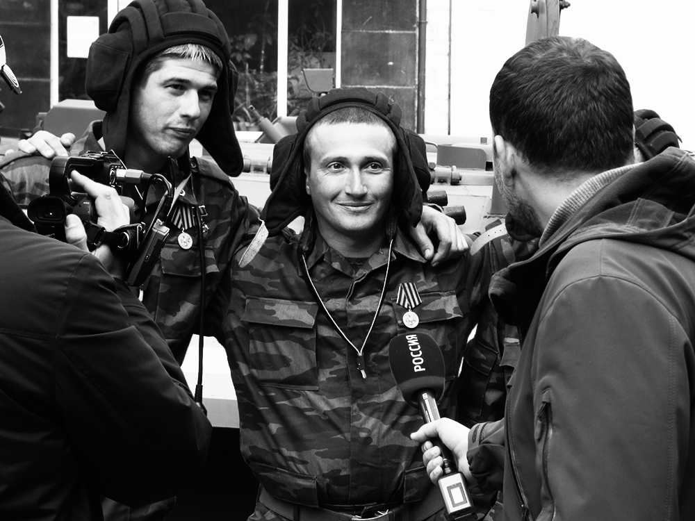 Zwei Kameraden wurden Serving