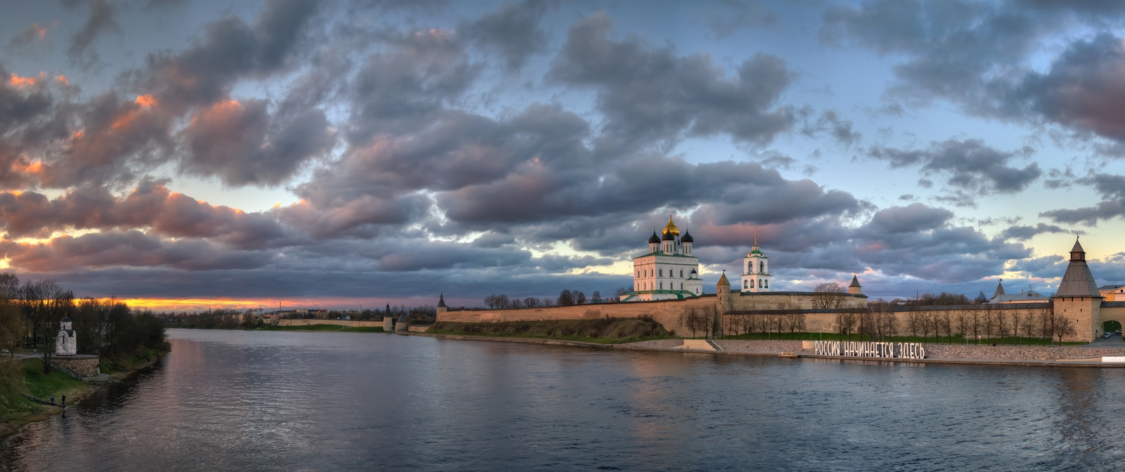 Unter dem blauen Himmel ist eine goldene Stadt ...