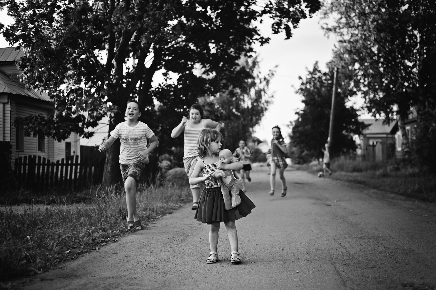 Mädchen mit einer Puppe