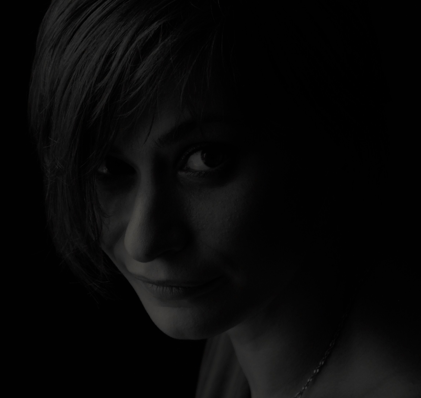 Eine Frau in einem dunklen Raum
