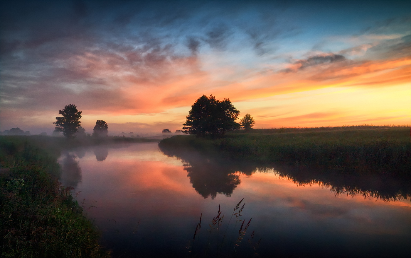 Sonnenaufgang über dem Fluss