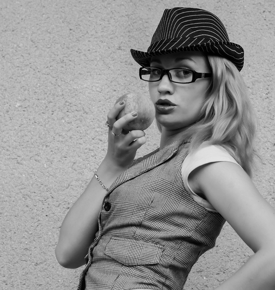 Mädchen mit Pfirsich