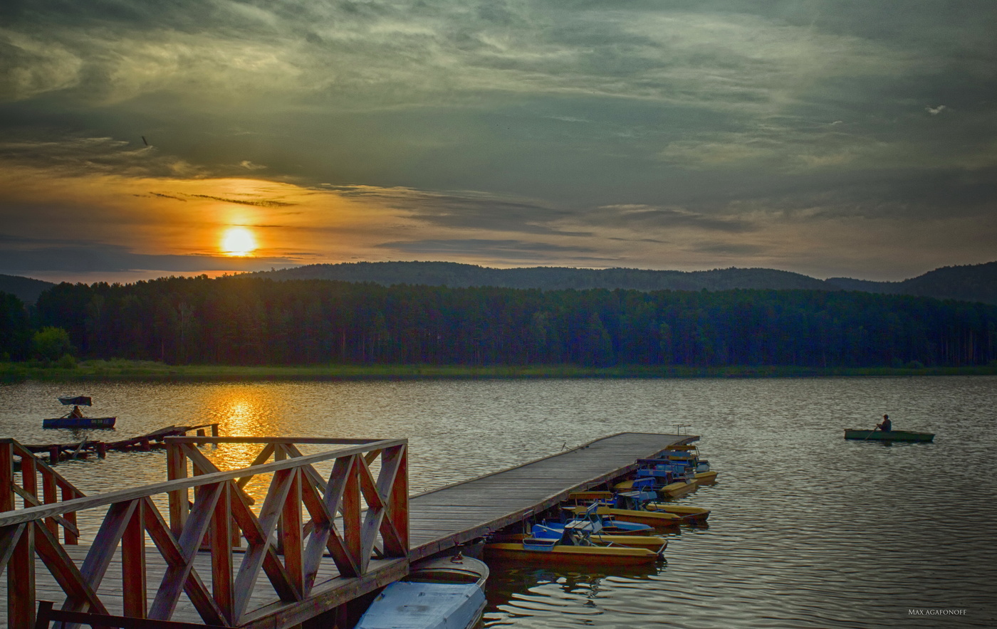 Auf der Straße mit Wolken ...