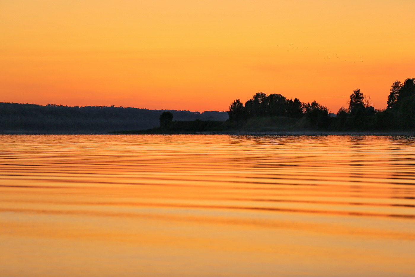 Sonnenuntergang über dem Fluss