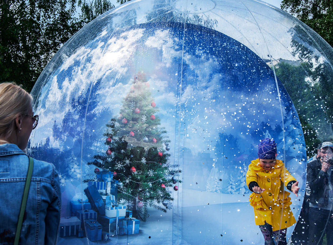 Ein Mädchen in einem Ball