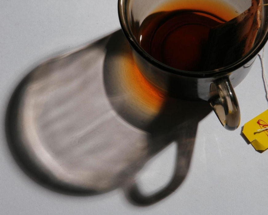 Finde Tee mit Schatten