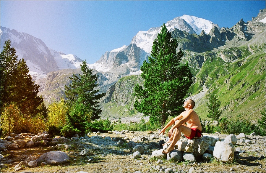 Morgendlichen Berufsverkehr Vitaly Rakovich in den Alpen, in der Nähe des Lagers Ullu-Tau
