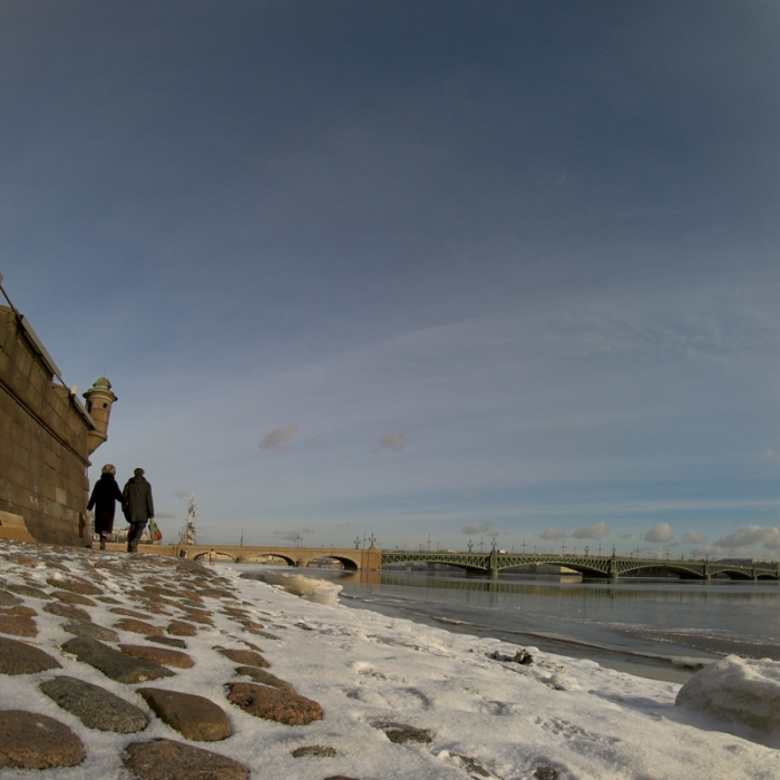 Spaziergang entlang der Uferpromenade und ziny Schwimmer ...