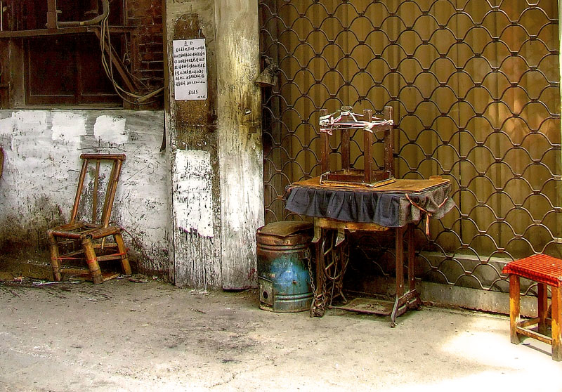 Stuhl, zwei Stühle und Maschine "Singer"