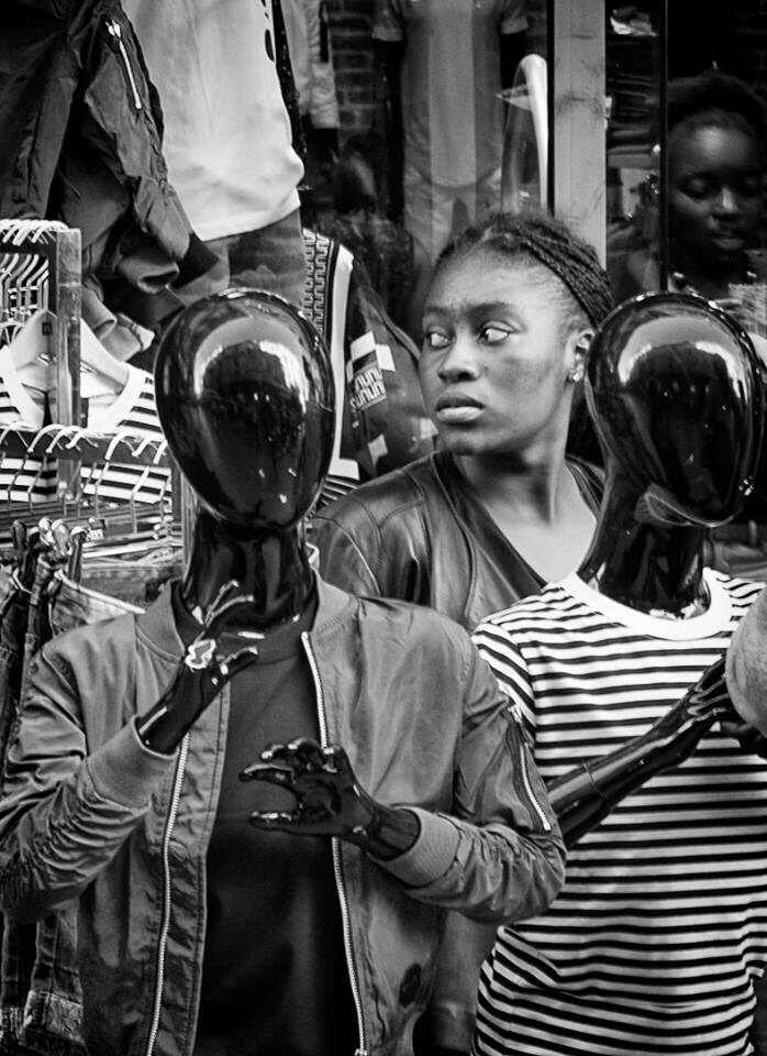 Menschen und Schaufensterpuppen