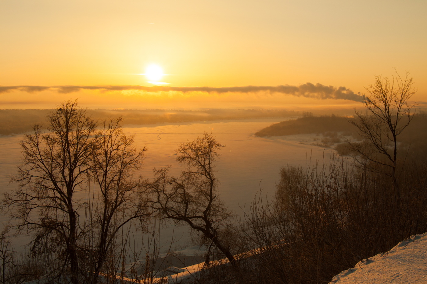 Sonnenaufgang über dem Fluss