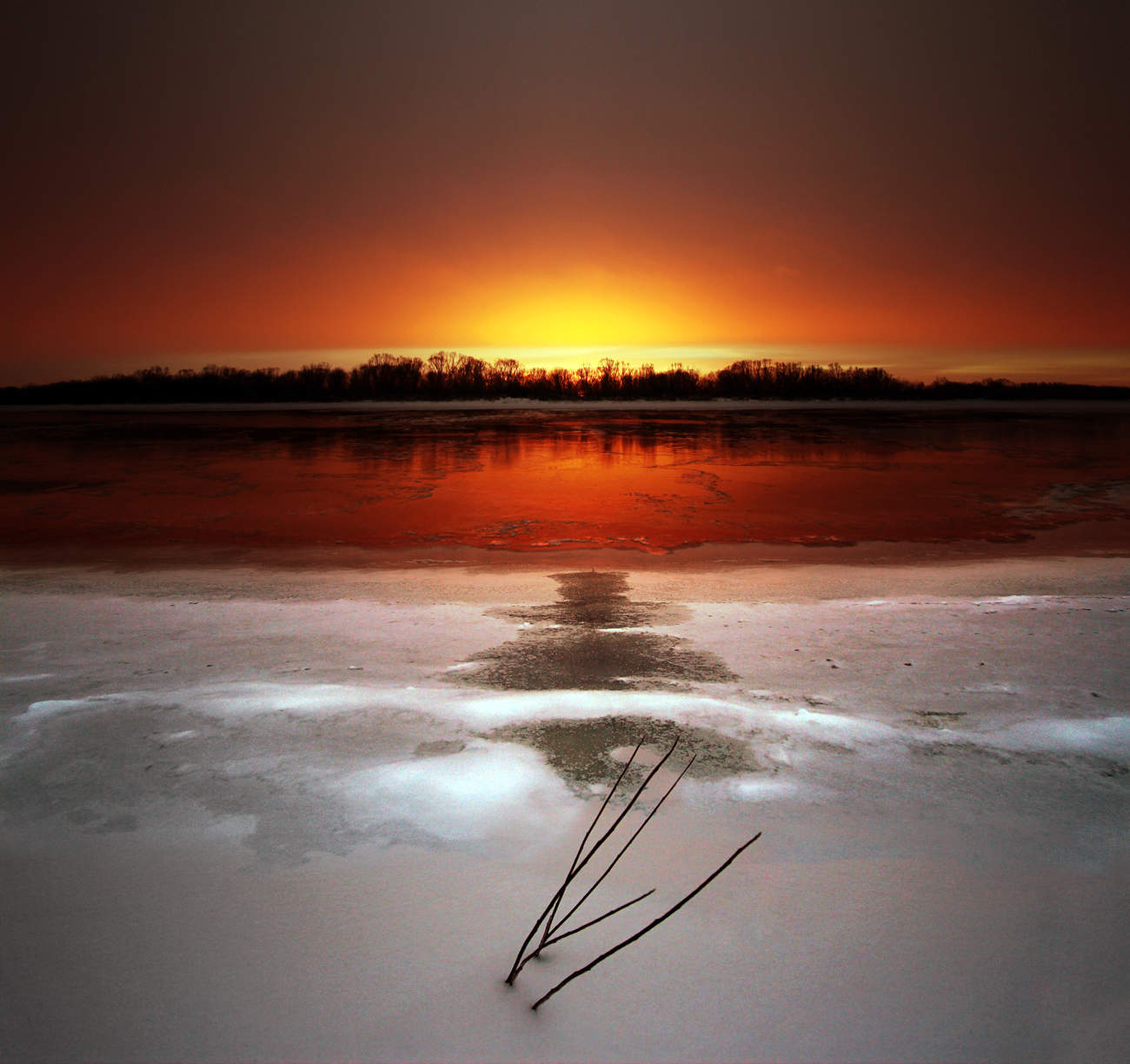 Sonnenaufgang über dem Fluss