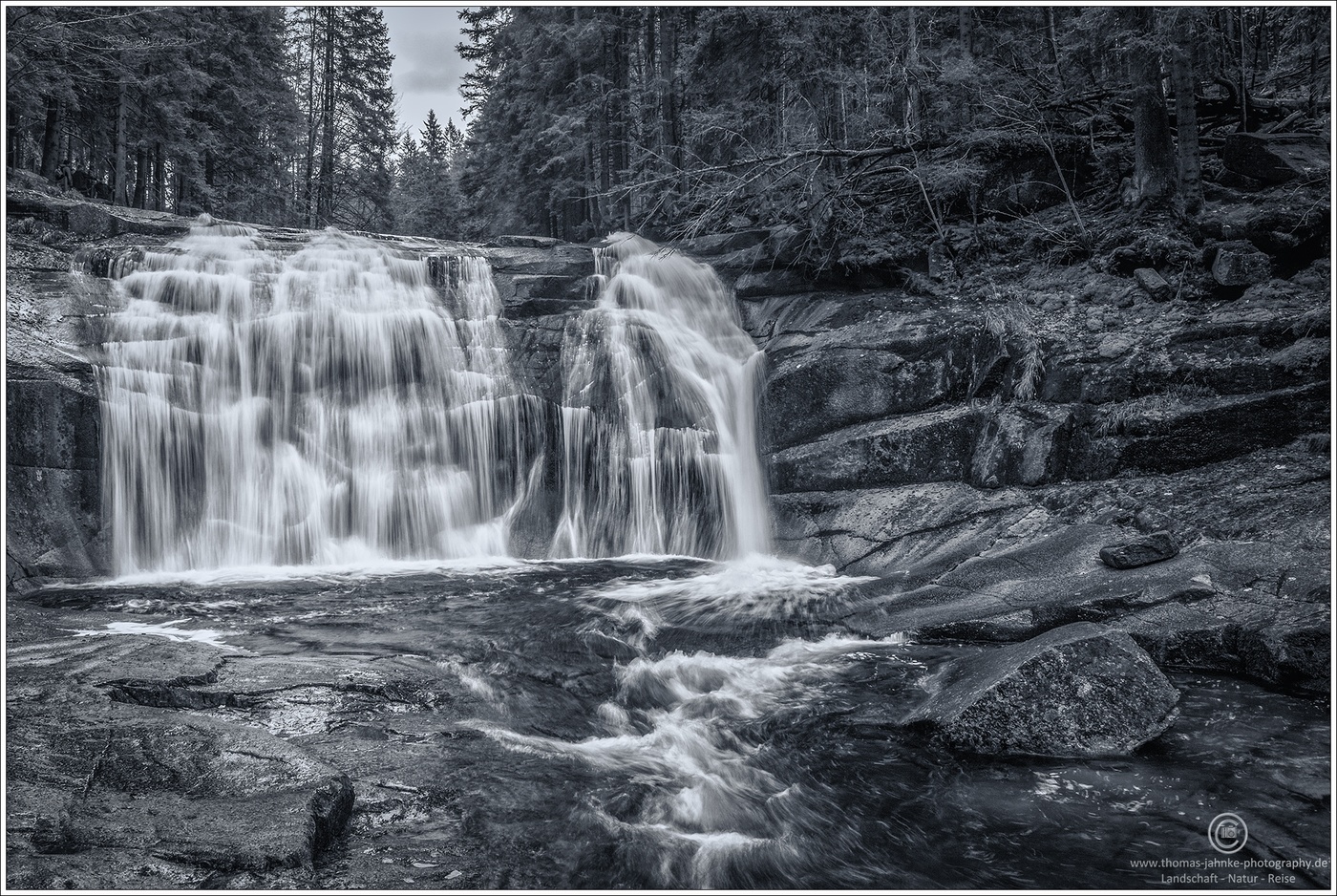 Wasserfall in B und W