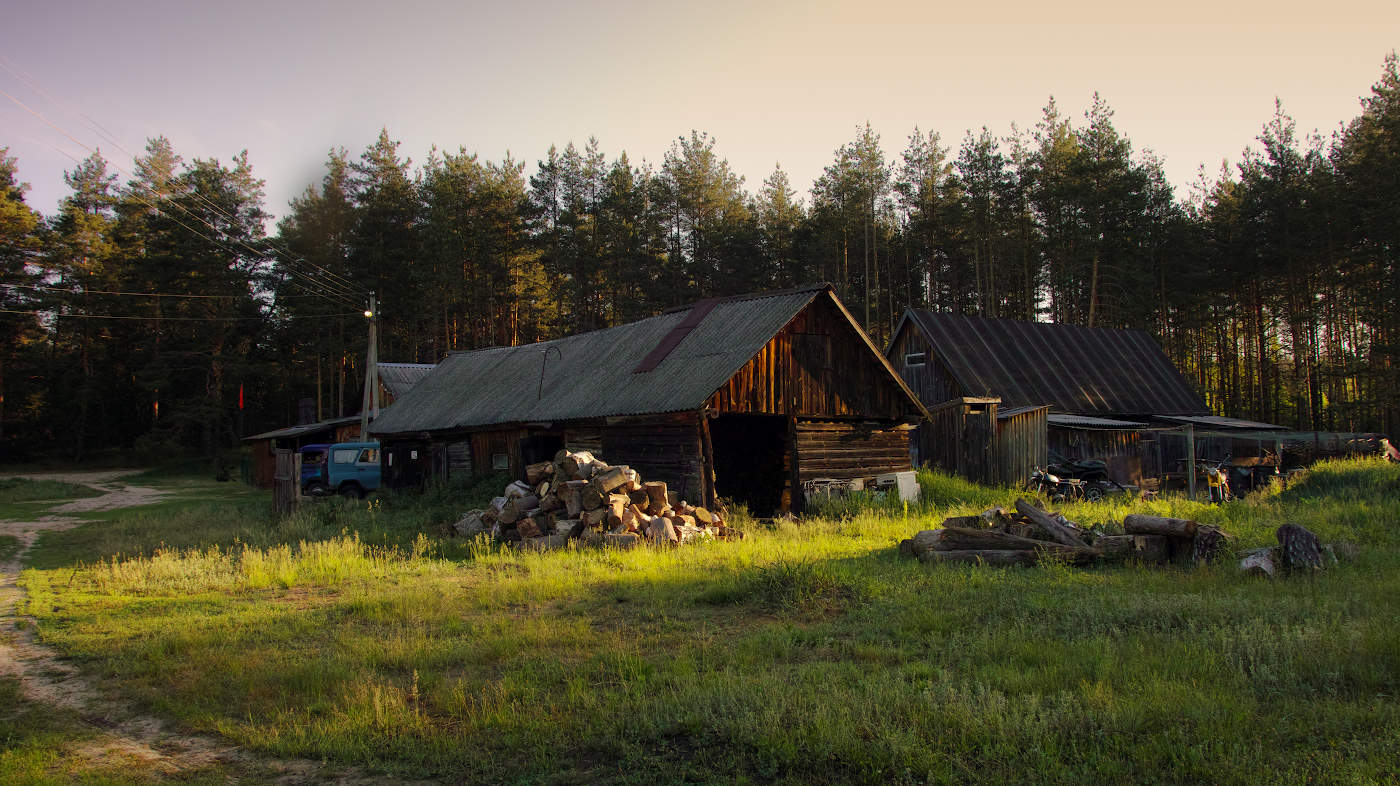 Gut im Dorf im Sommer