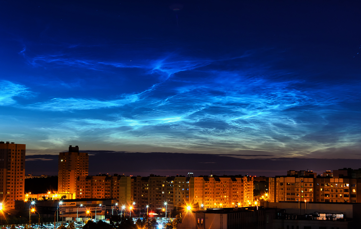 Leuchtende Nachtwolken