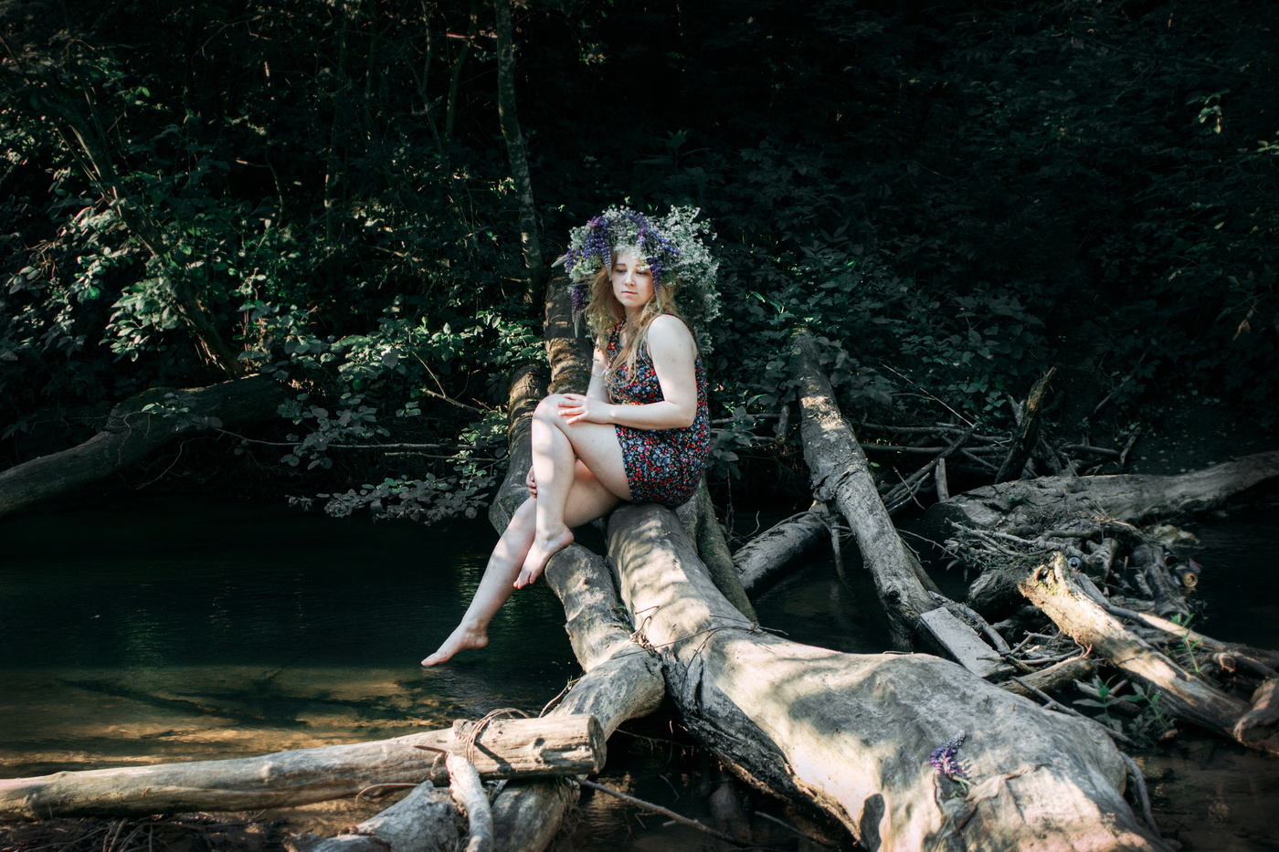 Ein Mädchen an einem Bach