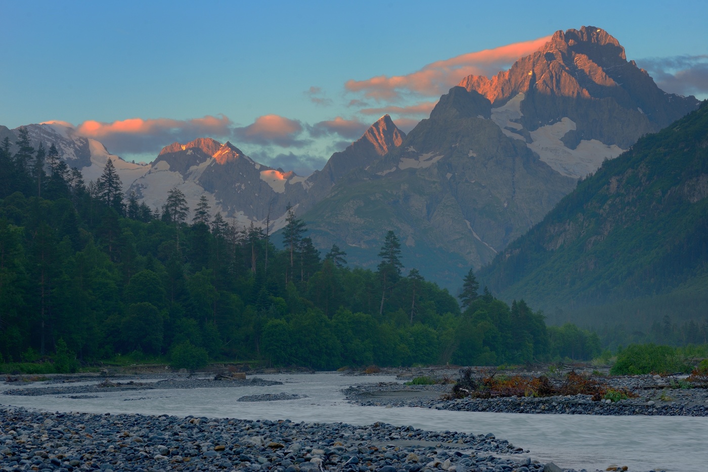 Morgendämmerung in den Bergen