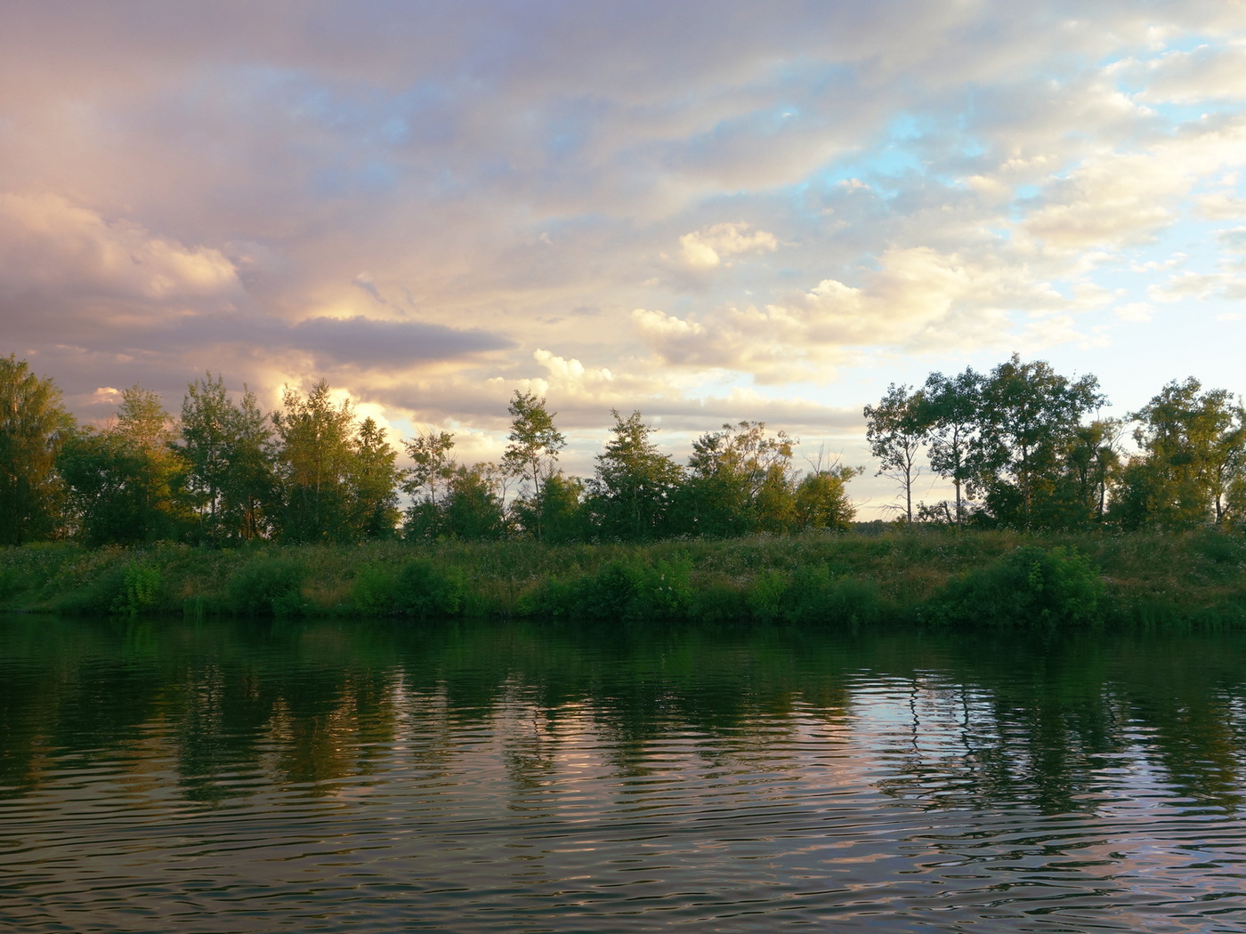 Sonnenuntergang über dem Fluss
