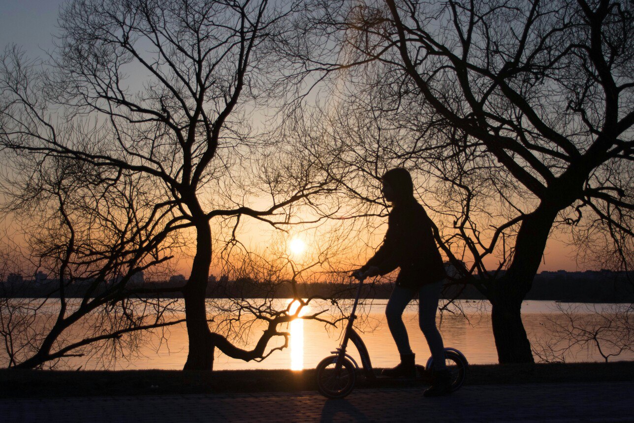 Gehen Sie bei Sonnenuntergang