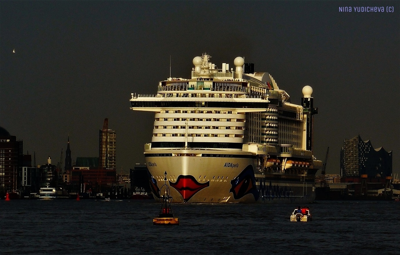 Hamburg. AIDA perla