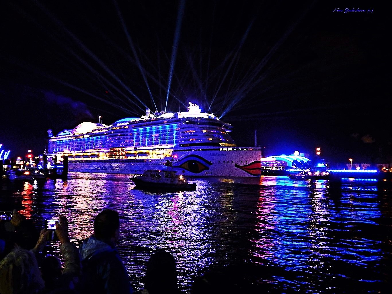 Blaue Nacht Hamburg. AIDA prima