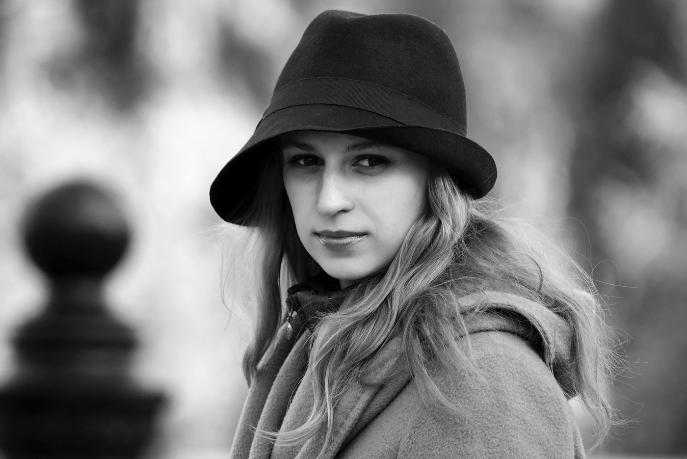 Porträt eines Mädchens in einem Hut