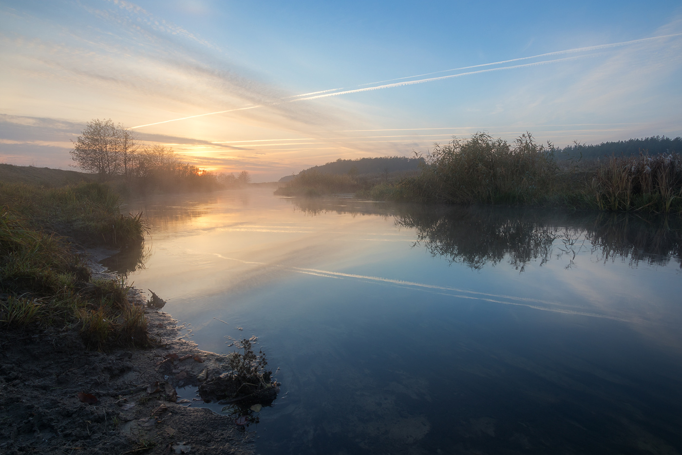 Nebel über dem Fluss